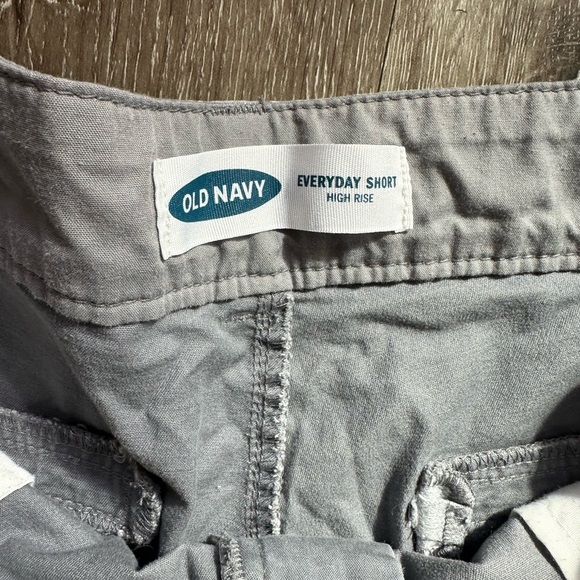 Women Old Navy Gray Bermuda Shorts Classic Style size 10 - Picture 4 of 5